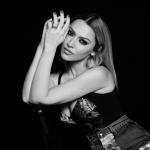 artist image Hadise Superman (2011) Aşk Kaç Beden Giyer?